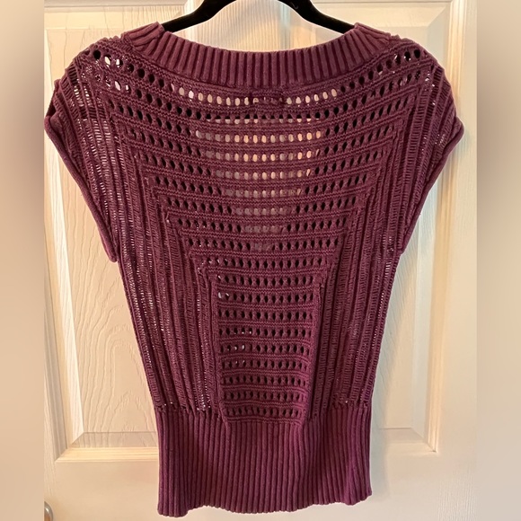Mudd Knit/Crotchet Short 1/4” Sleeve V-neck Top - Picture 2 of 9